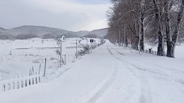 Dëbora bllokon automjetet në aksin Librazhd-Peshkopi, ende asnjë masë për pastrimin e rrugës
