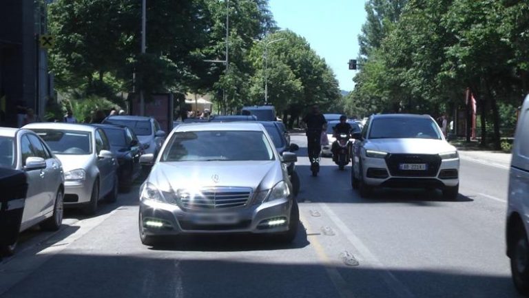 Ndryshimet në Kodin Penal/ Parkimi dysh të çon në burg, Parlamenti diskuton edhe për mbrojtjen e gazetarëve nga kërcënimet