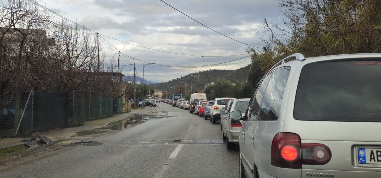Trafik i çmendur në Elbasan! Rradha e mjeteve po arrin në Cërrik (Video)