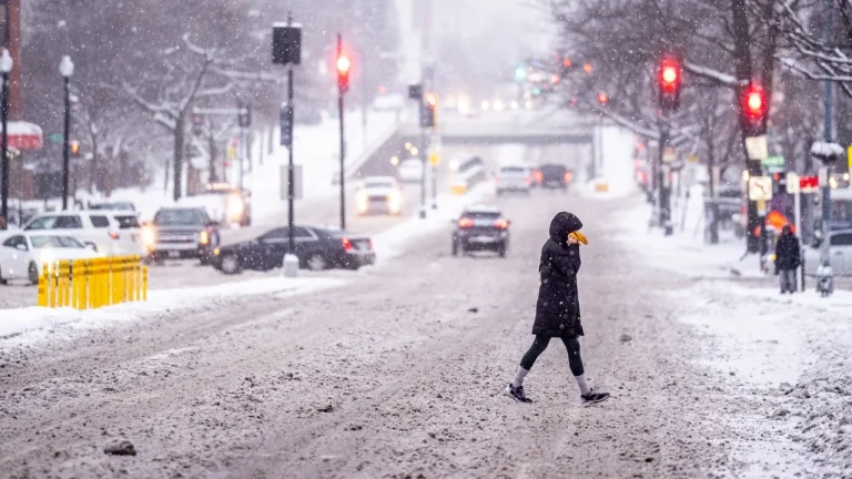 “Kërcënuese për jetën, kalohet në hipotermi”/ Alarmi nga stuhia në SHBA: Mos dilni nga shtëpia
