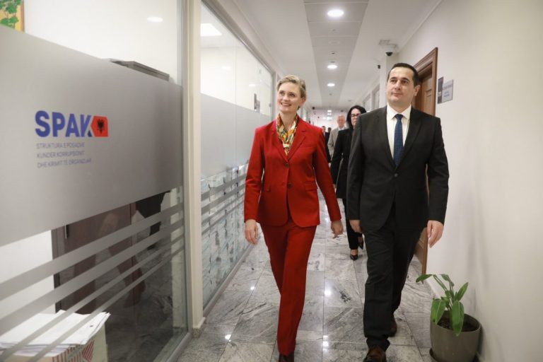 “Kërcënim për sigurinë dhe zhvillimin ekonomik të Shqipërisë”/ BIRN: Mesazhi amerikan për grupet kriminale të drogës. Për kë bien këmbanat?