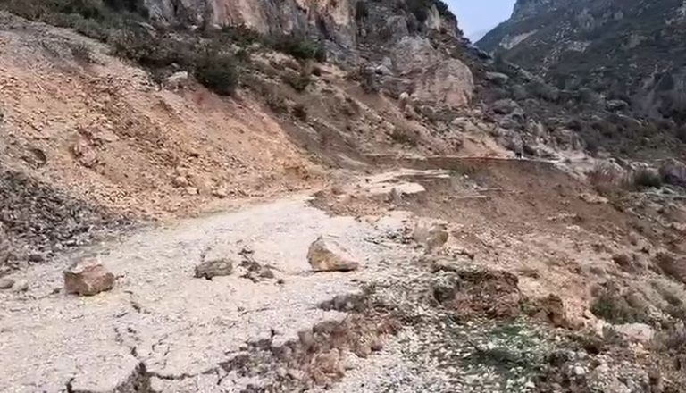 Rrëshqitjet e dheut izoluan fshatin në Selenicë, shqyrtohet hapja e një rruge alternative