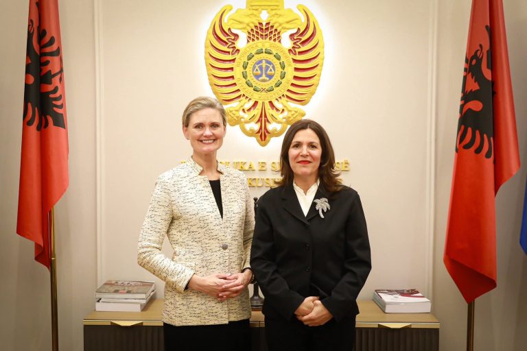 Nancy VanHorn takon kryetaren e re të Gjykatës Kushtetuese, Ambasada Amerikane: Mbështetja për sundimin e ligjit forcon drejtësinë në Shqipëri