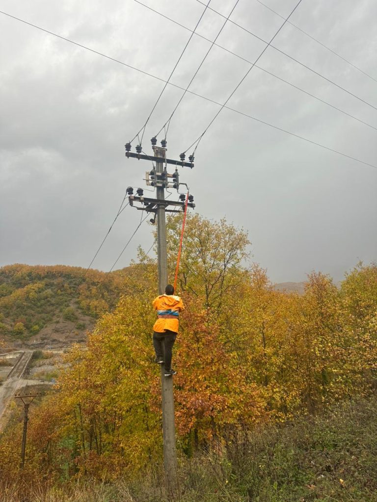 Moti i keq lë pa energji mbi 1 mijë abonentë në Qarkun Elbasan