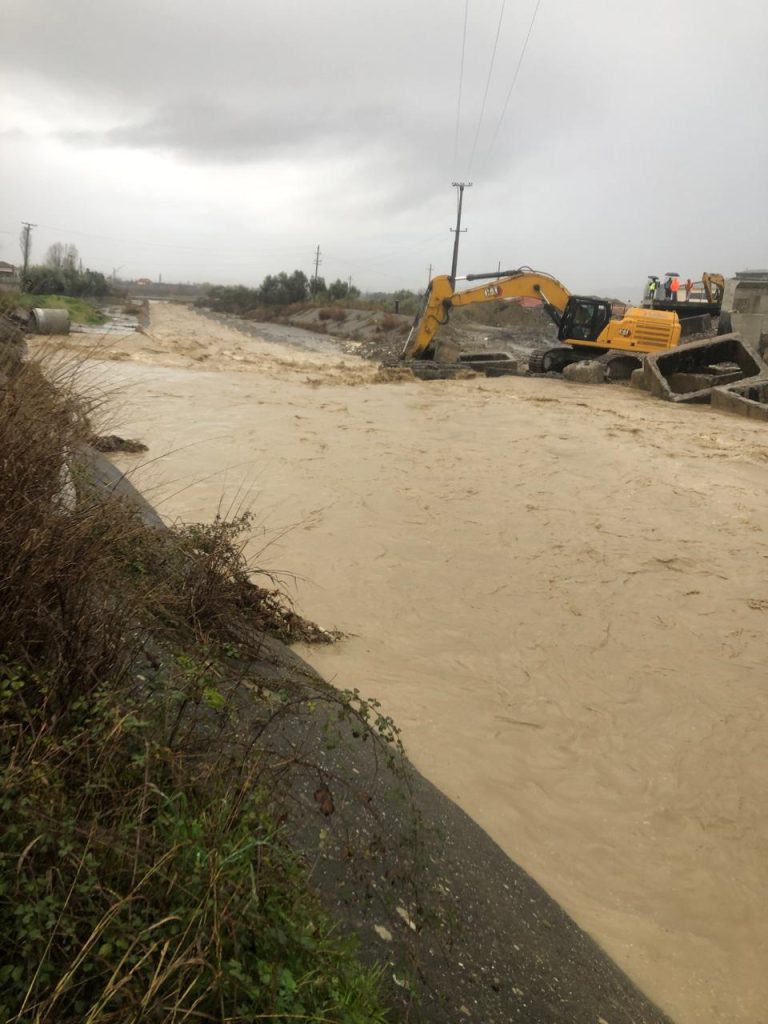 Rëndohet situata në Elbasan! Përmbyten banesa e toka bujqësore