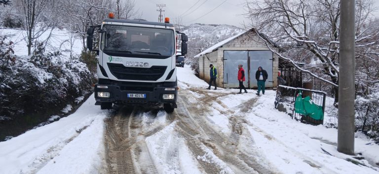 Lajmi i fundit/ Mbetet i bllokuar një mjet në fshatin Shmil të Elbasanit si pasojë e borës