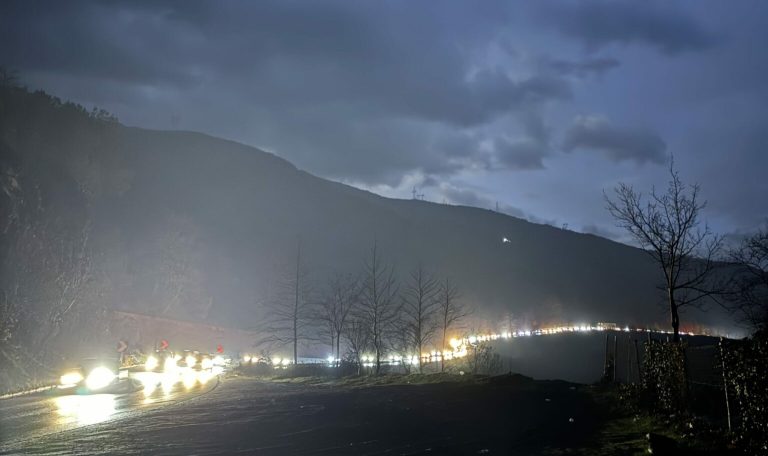 12 orë bllokim, mijëra qytetarë në të ftohtë/ Situatë alarmante nga trafiku në aksin Prrenjas-Elbasan, asnjë masë nga autoritetet