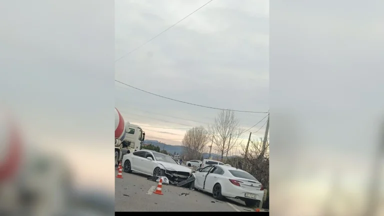 Aksident në unazën e qytetit të Cërrikut, përplasen dy automjete, mbeten të plagosur 2 persona