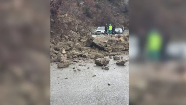 Bllokohet rruga Elbasan-Gjinar për shkak të rrëshqitjeve të dheut