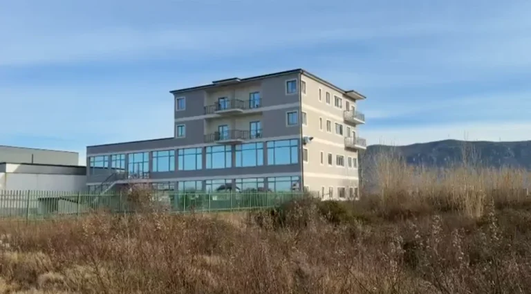Zbulohet “shtëpi bari” në Lezhë, disa të arrestuar/ Gjenden armë, municion luftarak, kokainë dhe kanabis