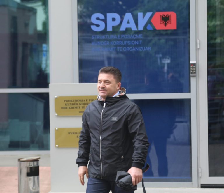 Elvis Roshi, i pandehur në gjyq/ Mbyllen hetimet për ish-bashkiakun e Kavajës, dosja zbret në Gjykatë