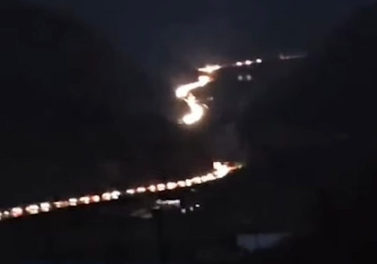 Pas 15 orësh radhë të gjata e kaos, rikthehet normaliteti në aksin Elbasan-Librazhd-Prrenjas