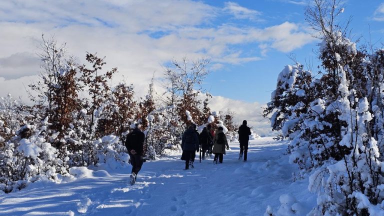 Bora ‘pushton’ fshatrat e Librazhdit, turistët drejt destinacioneve malore