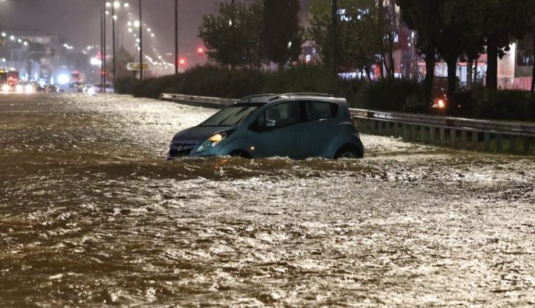 Moti i keq përfshin Greqinë, rrugët e Athinës shndërrohen në lumenj të rrëmbyer