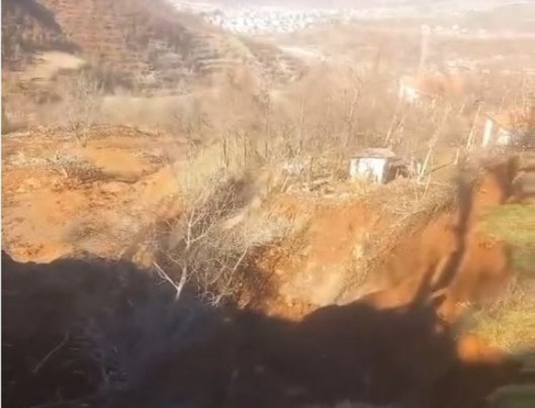 Rrëshqitje masive të tokës në Spatharë të Librazhdit, dhjetëra banesa të dëmtuara