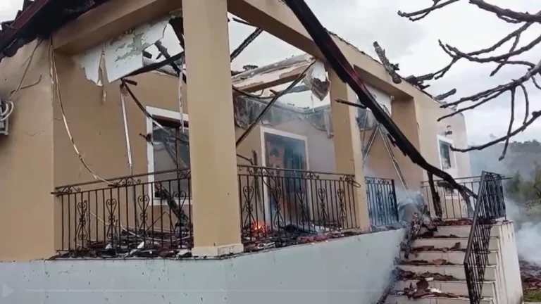 Përfshihet nga flakët banesa në Elbasan, shpëtojnë mrekullisht tre persona