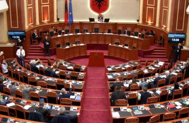 Dekriminalizimi i shpifjes dhe ashpërsim i masave për parkimin dysh, miratohen ndryshimet në Kodin Penal! Projektligjet e tjera që morën dritën jeshile në Kuvend