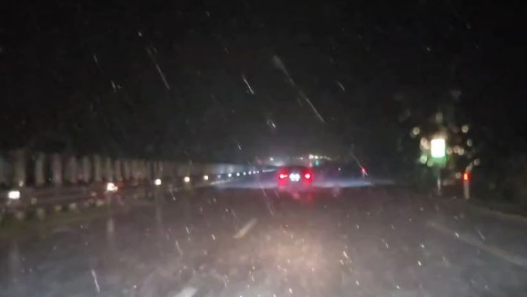 Vlora përfshihet nga një stuhi e fuqishme shiu, rrebesh në aksin Vlorë-Fier