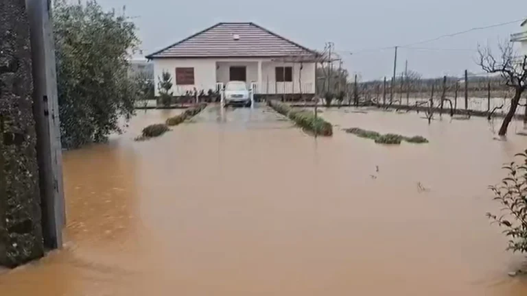 Moti i keq në veri të vendit/ Reshjet e shiut bllokojnë rrugët në Malësi të Madhe, uji prezent në oborret e shtëpive