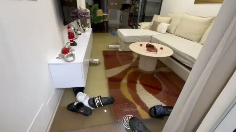 Situatë e rëndë nga moti i keq, uji hyn brenda shtëpisë në Durrës