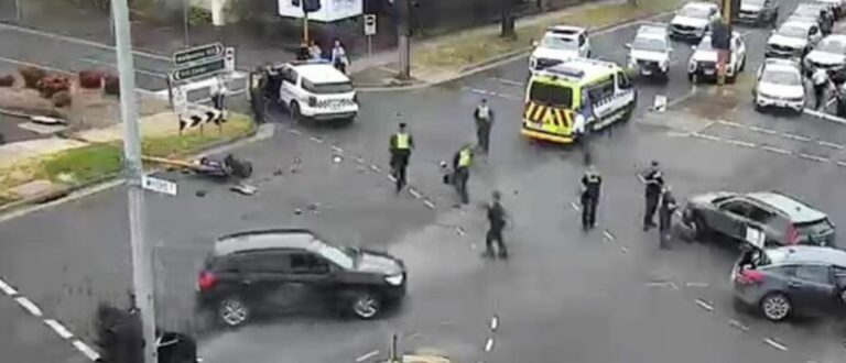 Incident dramatik! Makina e vjedhur përplaset me autobusin e shkollës, nxënësit në panik mes të shtënave me armë (VIDEO)