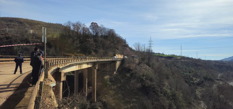 Përkeqësohet situata me rrugën në Librazhd. Rrëshqet edhe by- passi