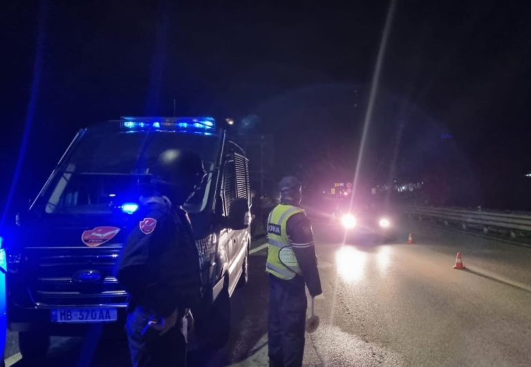 Elbasan/ Mbante fenelina si ato të policisë, procedohet i riu