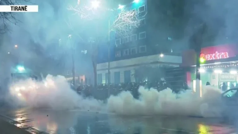 Përplasje mes protestuesve dhe policisë/ Hidhen gurë dhe molotovë drejt kordonit të efektivëve, tubuesit shpërndahen me ujë dhe gaz lotsjellës