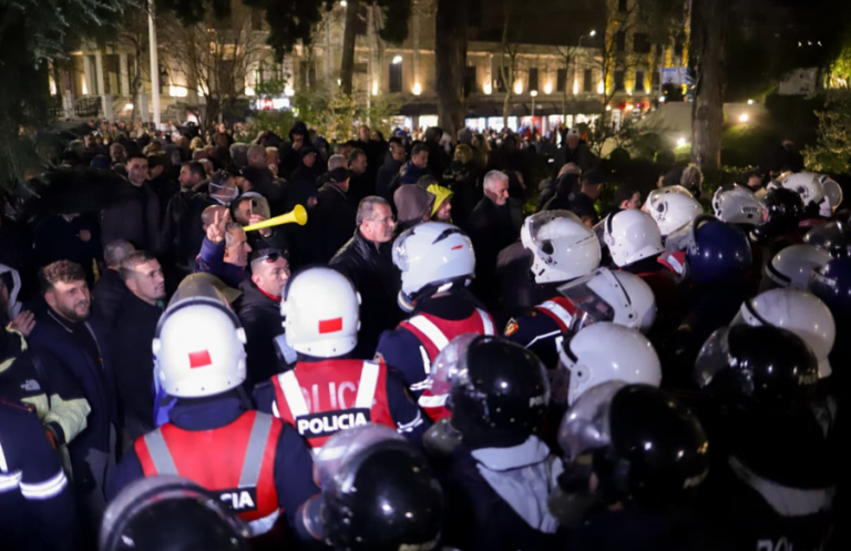 7 efektivë policie të lënduar gjatë protestës së opozitës, 5 në Spitalin e Traumës