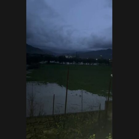 Përmbytjet në Bradashesh, Emergjencat Civile akuzojnë Sallillarin për bllokimin e kanaleve dhe daljen nga shtrati të përroit të Kushës