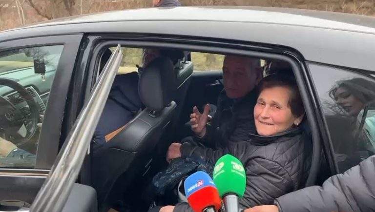 “Ra mali, kemi 5 orë të bllokuar”/ Aksi Librazhd-Prrenjas i paralizuar, qytetarët në radhë pas rënies së gurëve: Jemi të sëmurë! Qeveria…