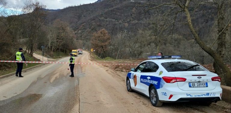 Bllokohet aksi Librazhd-Pogradec. Policia mbyll rrugën