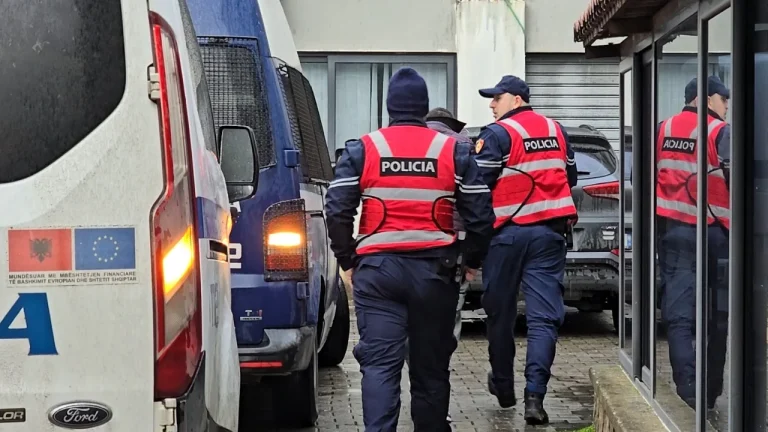 Skandali i mbetjeve “Kurum”, mbërrijnë në Gjykatën e Durrësit 20 të arrestuarit