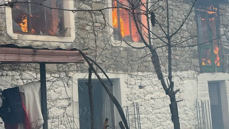Merr flakë banesa në Maliq/ Familjarët ishin në gjumë, zjarri nisi nga…