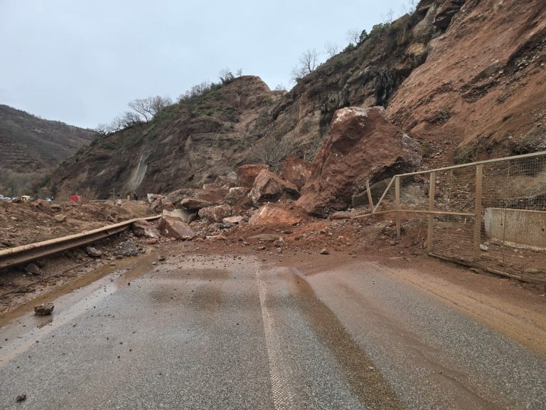 Skandal në aksin Librazhd-Prrenjas! Rruga kombëtare paralizohet nga rrëshqitja masive e gurëve në “Kthesat e Dragostunjës “, kompania zhduket nga terreni