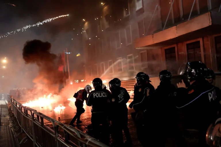 Berisha mbyll fjalimin, hidhen fishekzjarrë dhe molotovë drejt Kryeministrisë, policia bën thirrje: Ndaloni