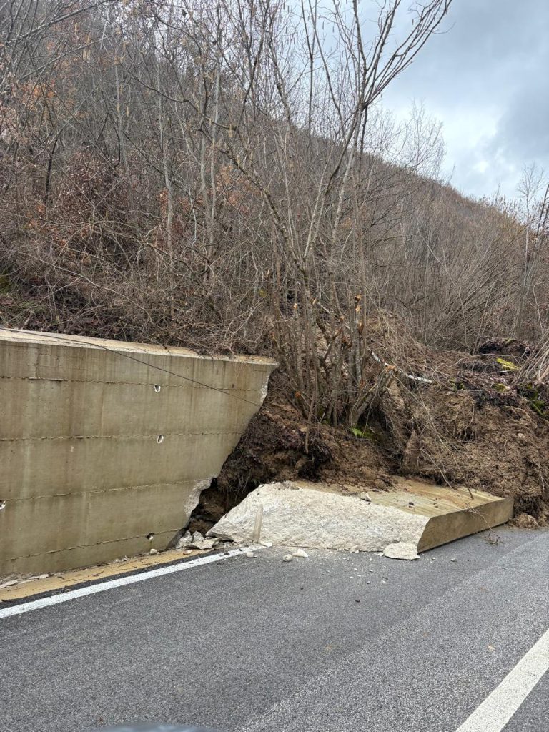 FOTO/ Korçë, shembet muri pritës në segmentin rrugor Maliq–Lozhan!