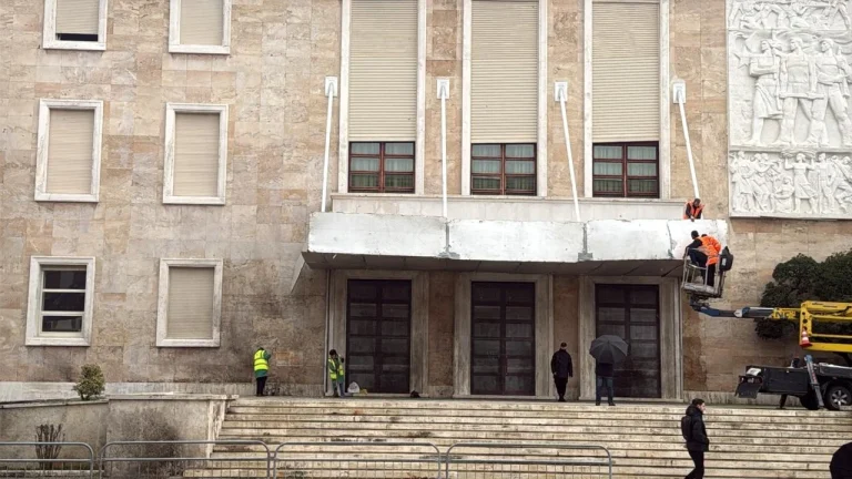 Partia Demokratike bëhet gati për tubimin, ‘blindohet’ godina e Kryeministrisë