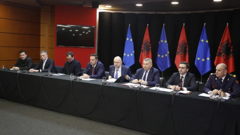 Bllokimi i aksit Librazhd-Prrenjas/ Kreu i ARRSH: U vendos ndërtimi i një rruge të re alternative dhe prishja e urës