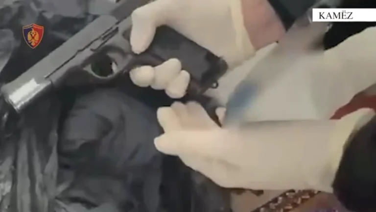 Iu gjet armë dhe municion luftarak në banesë, arrestohet 51-vjeçari