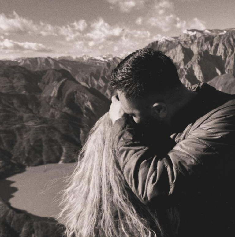 FOTO/ Pasi konfirmoi romancën e re të dashurisë, Bes Kallaku poston foton e parë pranë partneres