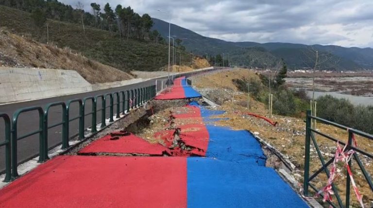 Skandali/ Shembet segmenti i rrugës së Automotoparkut në Elbasan