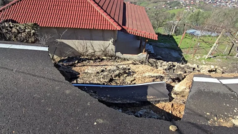 Shembet segmenti rrugor prej 20 metrash në Usojë të Mallakastrës, asfalti përfundon në oborrin e një banese private