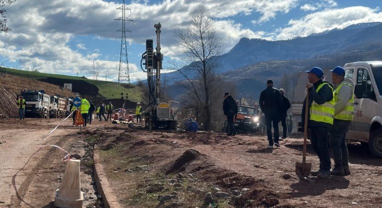 Rrëshqitja e dherave në Librazhd/ Zhvendoset shtylla e tensionit të lartë 110 kV, alarm për rrjetin energjetik