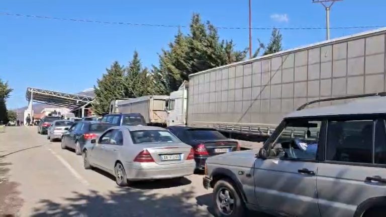 Bllokimi i aksit “Librazhd-Prrenjas” sjell fluks në pikën doganore të Bllatës