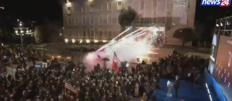 LAJM I FUNDIT/ Berisha mbaron fjalimin e tij, nis hedhja e molotovëve dhe fishekzjarrëve drejt Kryeministrisë