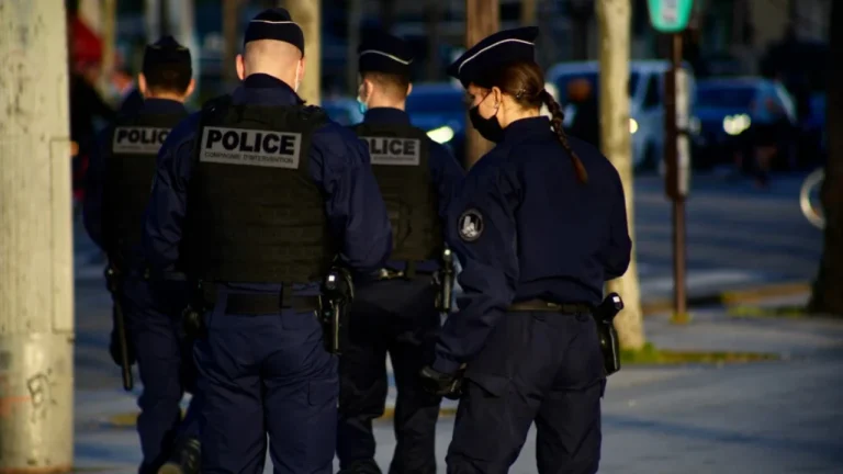 Vrau dy foshnjat e saj dhe ia fshehu trupin në frigorifer/ Në pranga nëna e 9 fëmijëve në Francë, i ati dyshohet se…