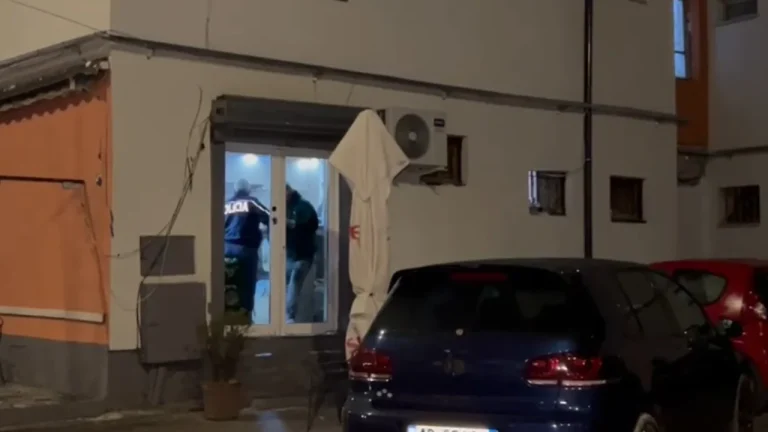 Detaje nga sherri me thikë në Korçë, dyshohet se i plagosuri vodhi banesën e 17-vjeçarit