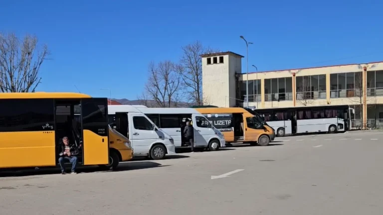 Shtrenjtohet bileta e Korçës/ Rruga nga Gramshi rrit me 300 lekë biletat, qytetarët do të paguajnë 1000 lekë