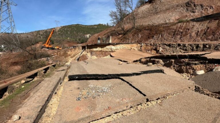 Juglindja e izoluar/ Ura e ndarë në mes, asfalti ‘i përpirë’, pamjet me dron nga rruga e shkatërruar tek “Arrat e Gurrës”